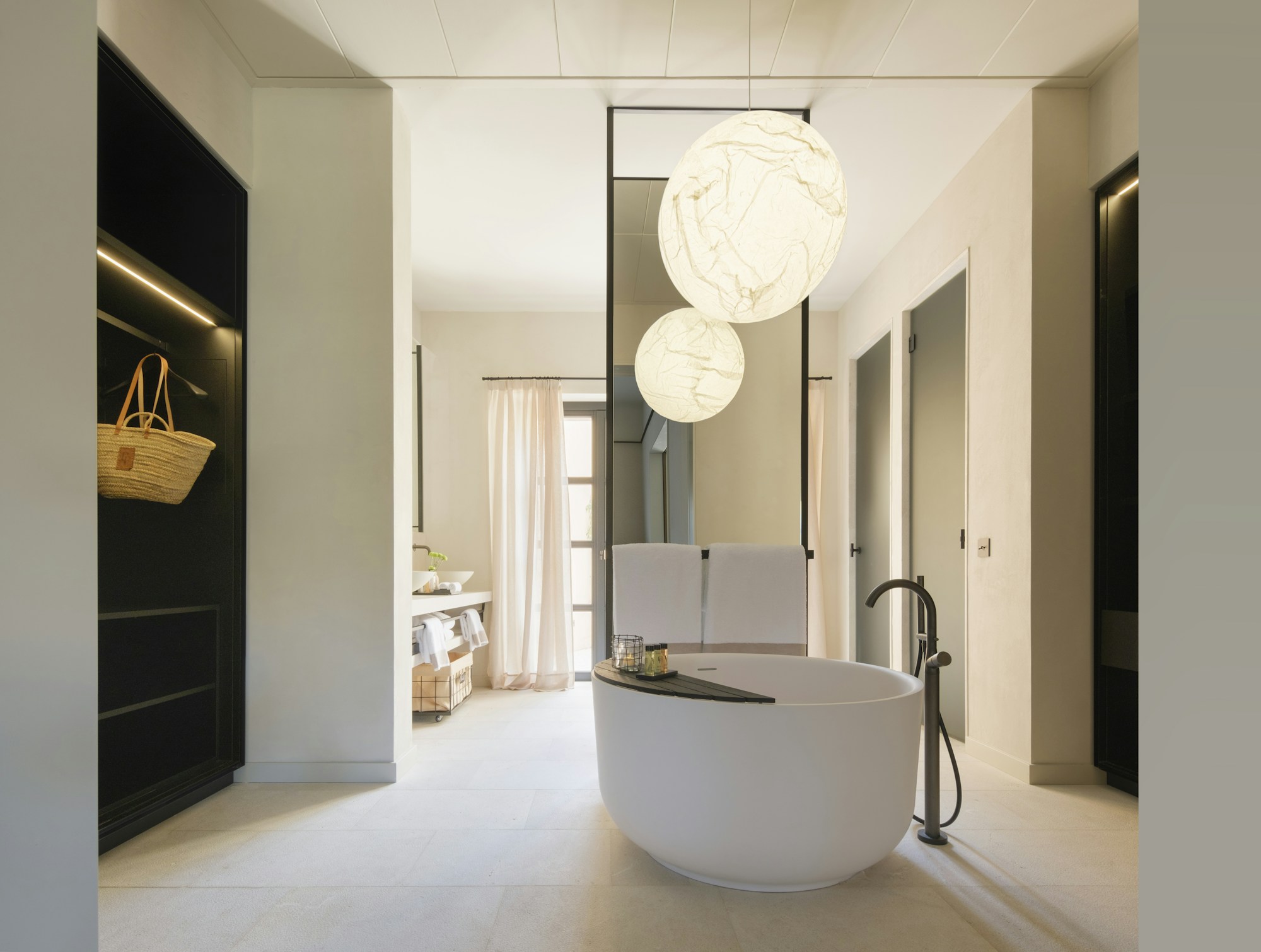Pool Suite - Bathtub