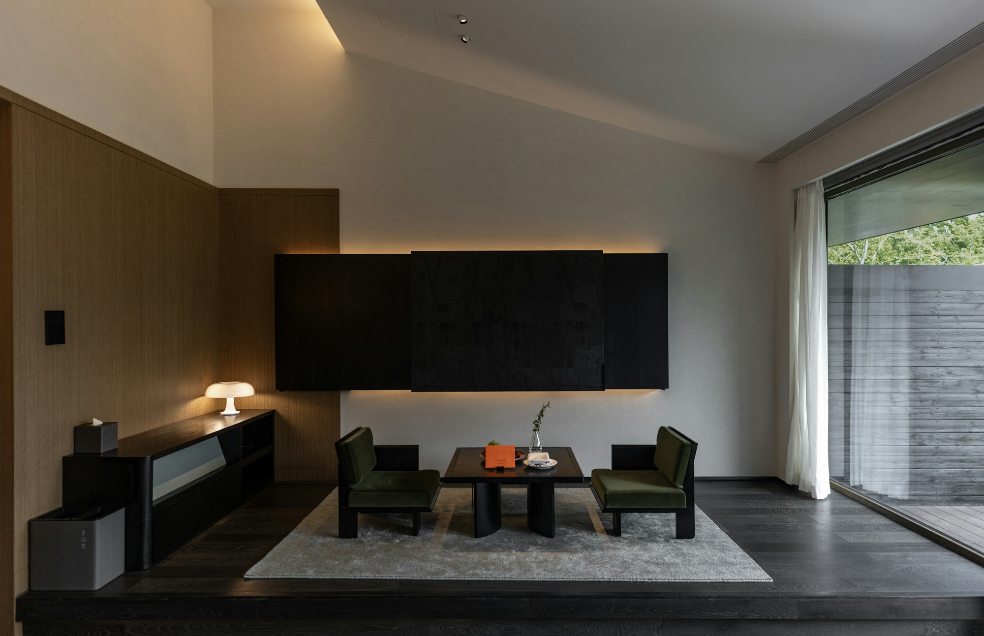 Courtyard King - Living Area
