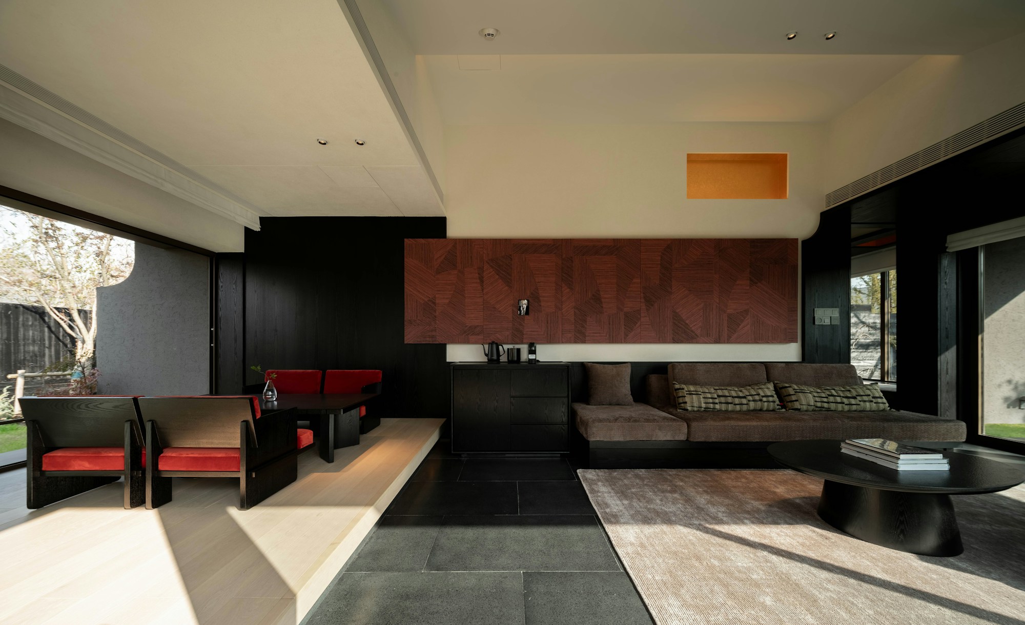 Deluxe Courtyard King - Living Area
