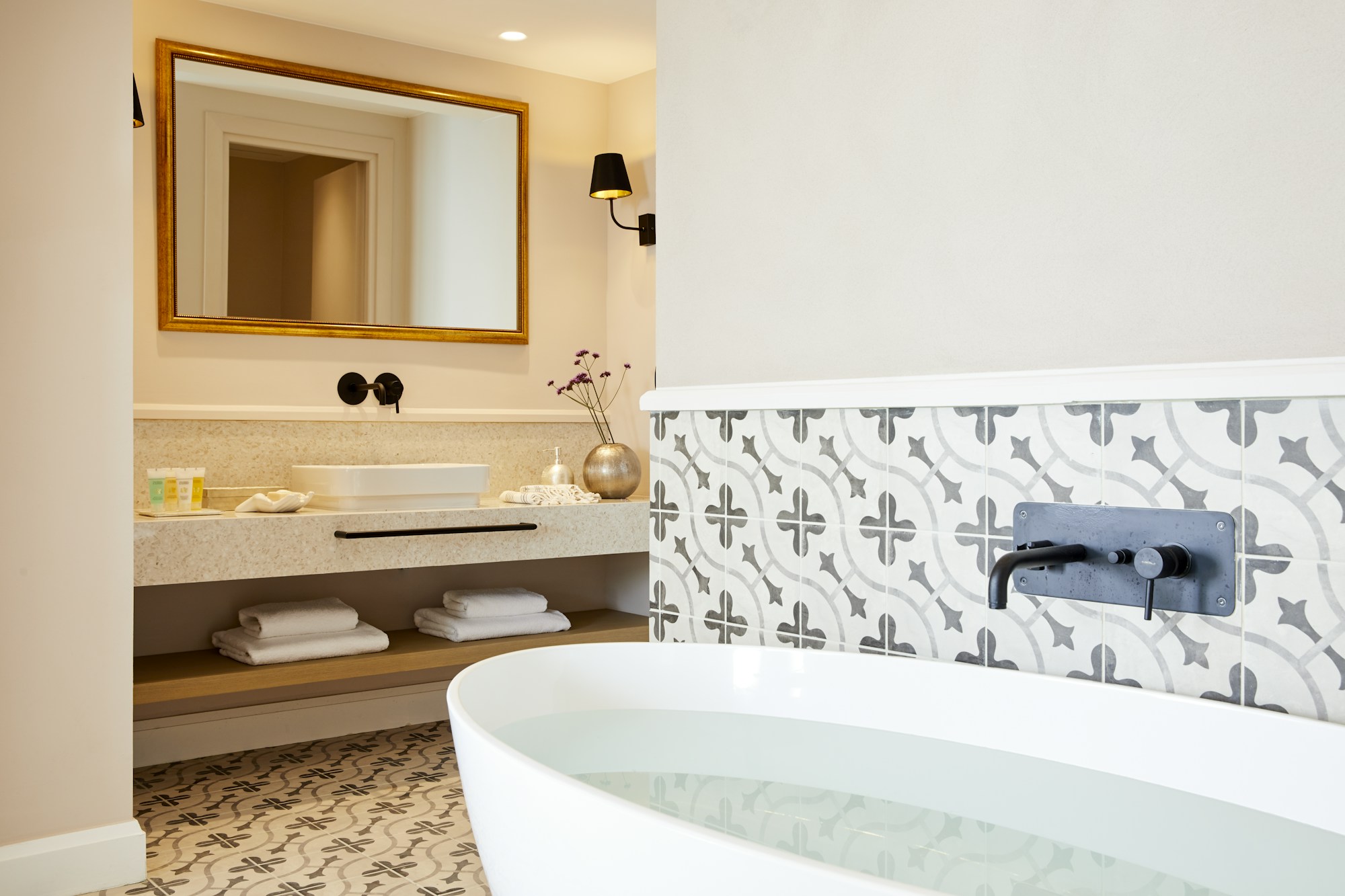 Deluxe Suite Whirlpool - Bathtub