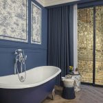 Acanthus Room - Bathtub