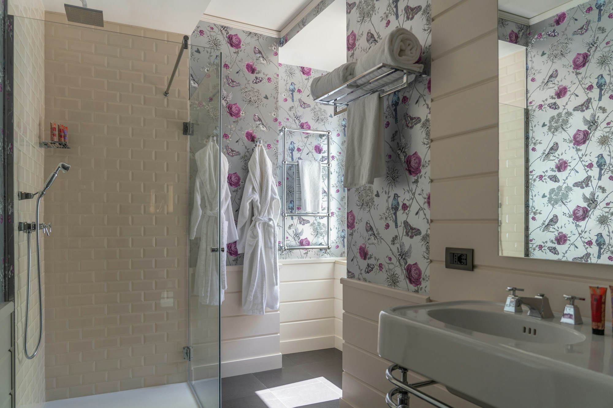 Q92 Mini Suite Bathroom