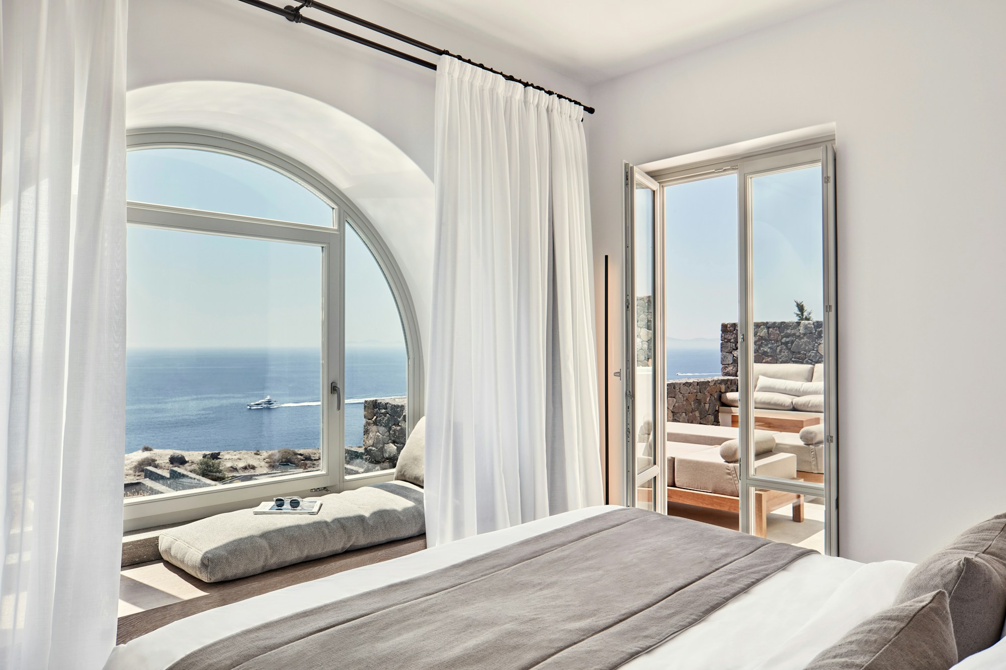 Honeymoon Suite with Plunge Pool - Bedroom