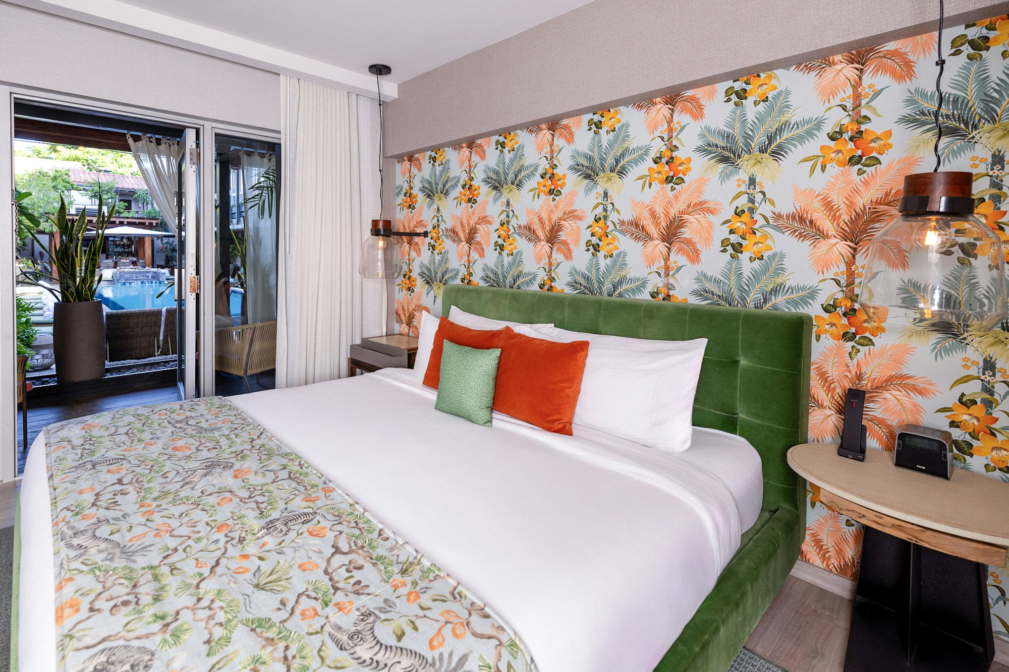 Pool King Room - Bedroom