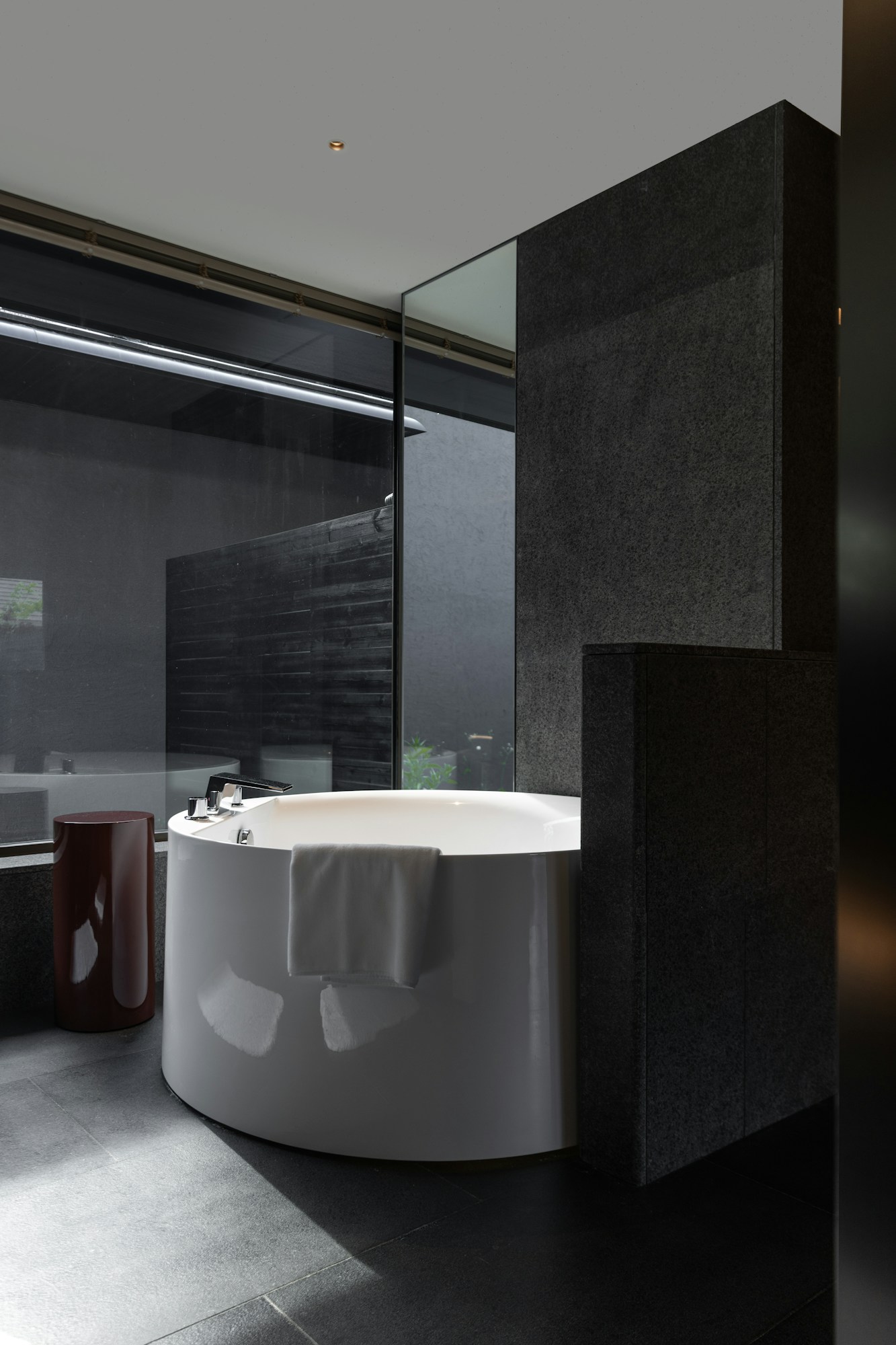 Courtyard King - Bathroom