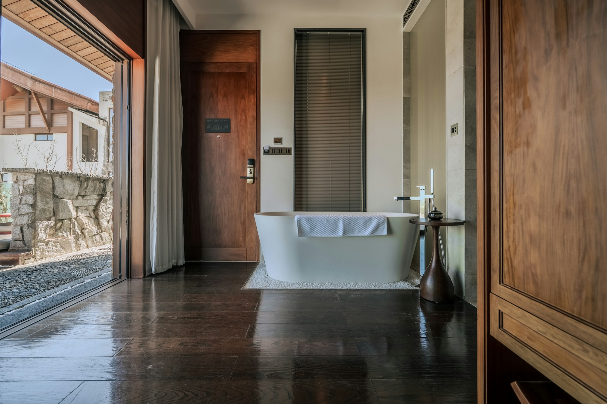 Lake View Room with Terrace - Bathtub
