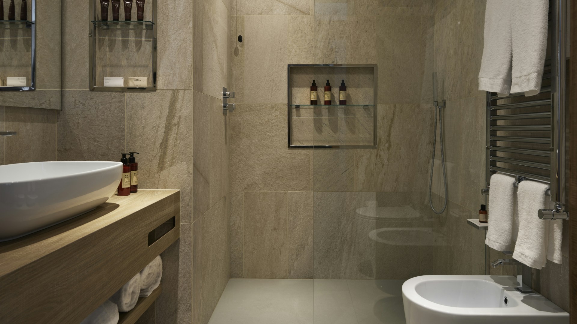 Deluxe - Bathroom