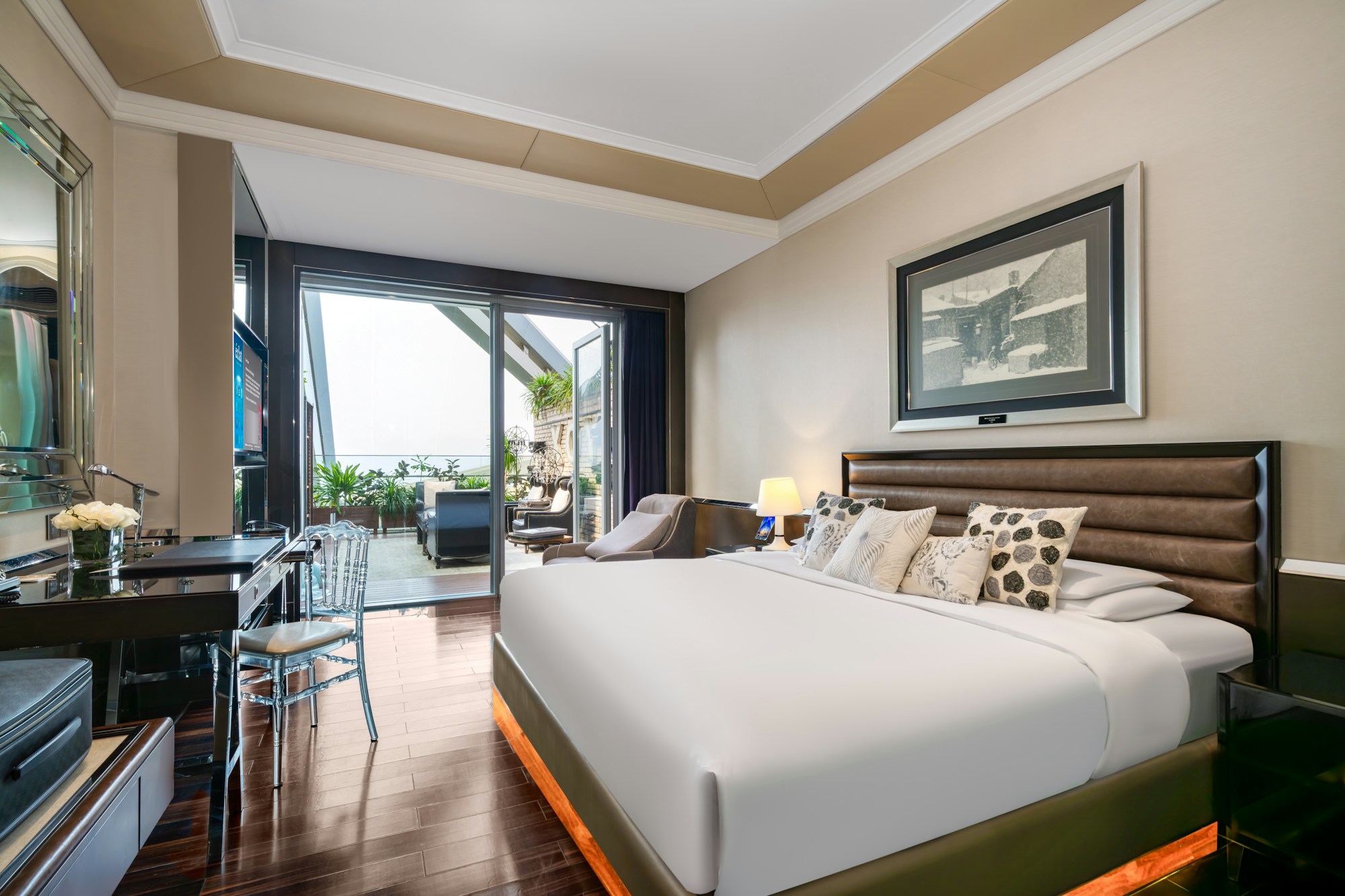 Deluxe King Bed Room with Terrace - Bedroom