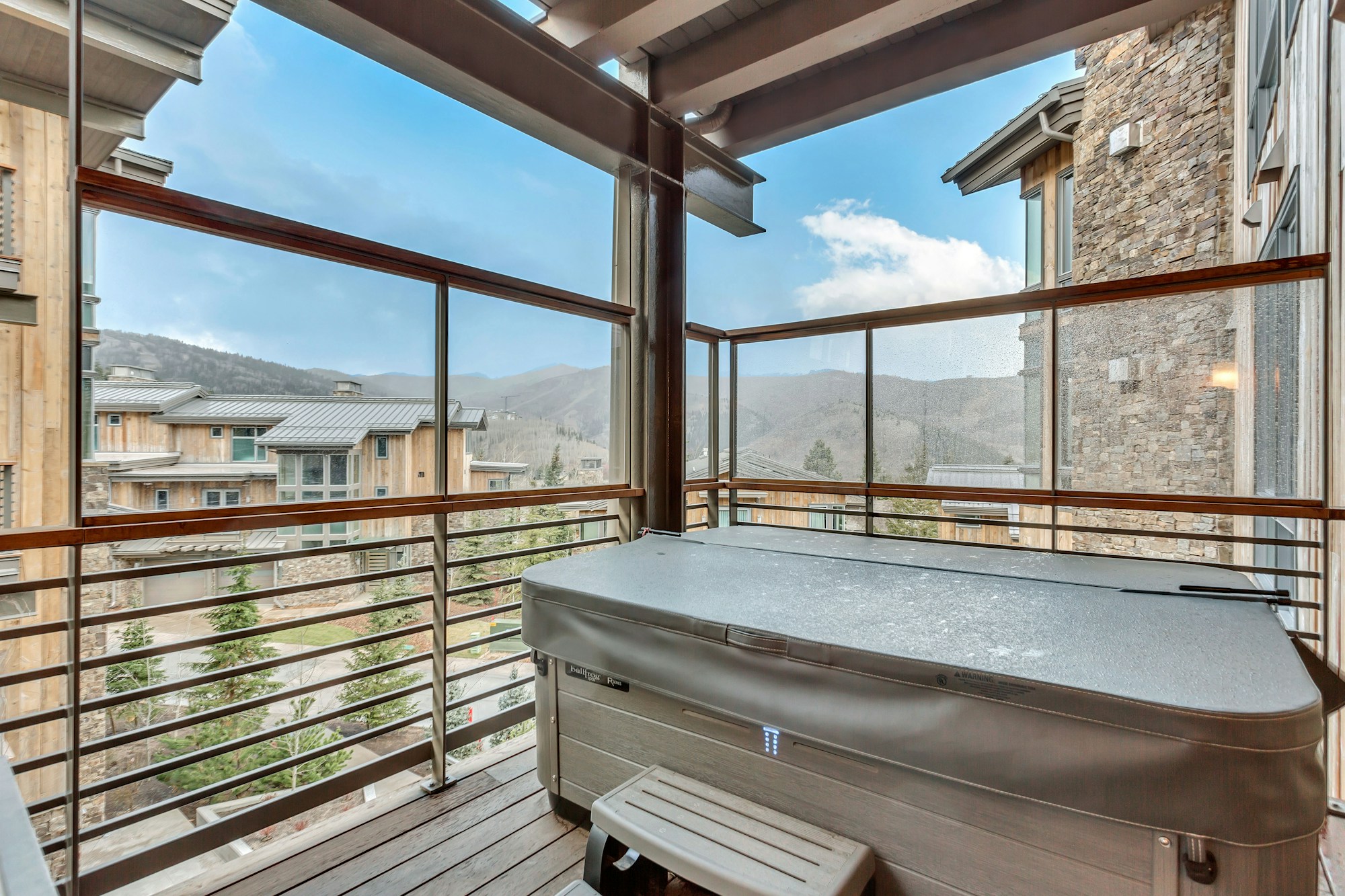 Premium Three Bedroom Suite with Queen Hotel - Deck With Hot Tub