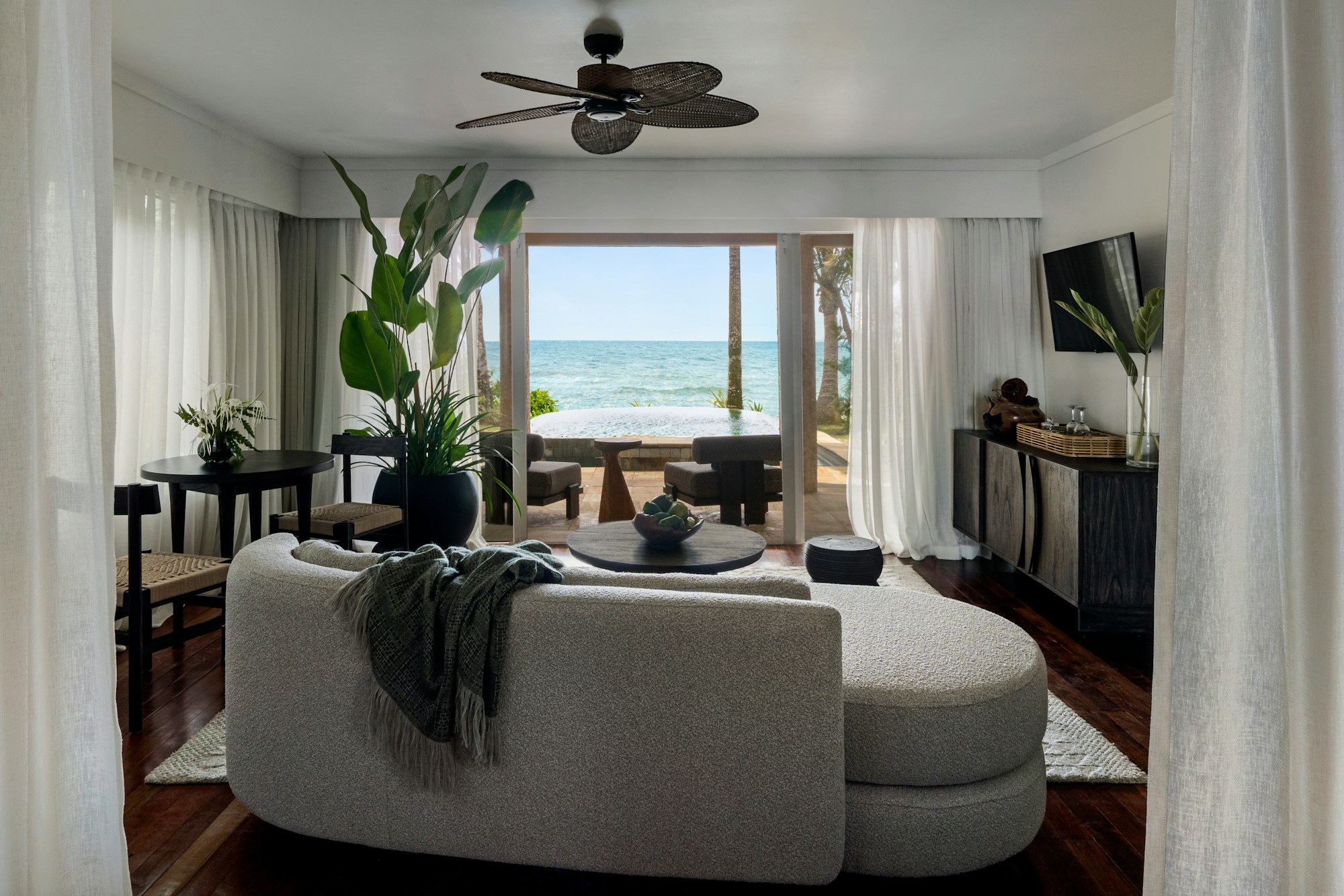 Beachfront Pool Suite - Living Area