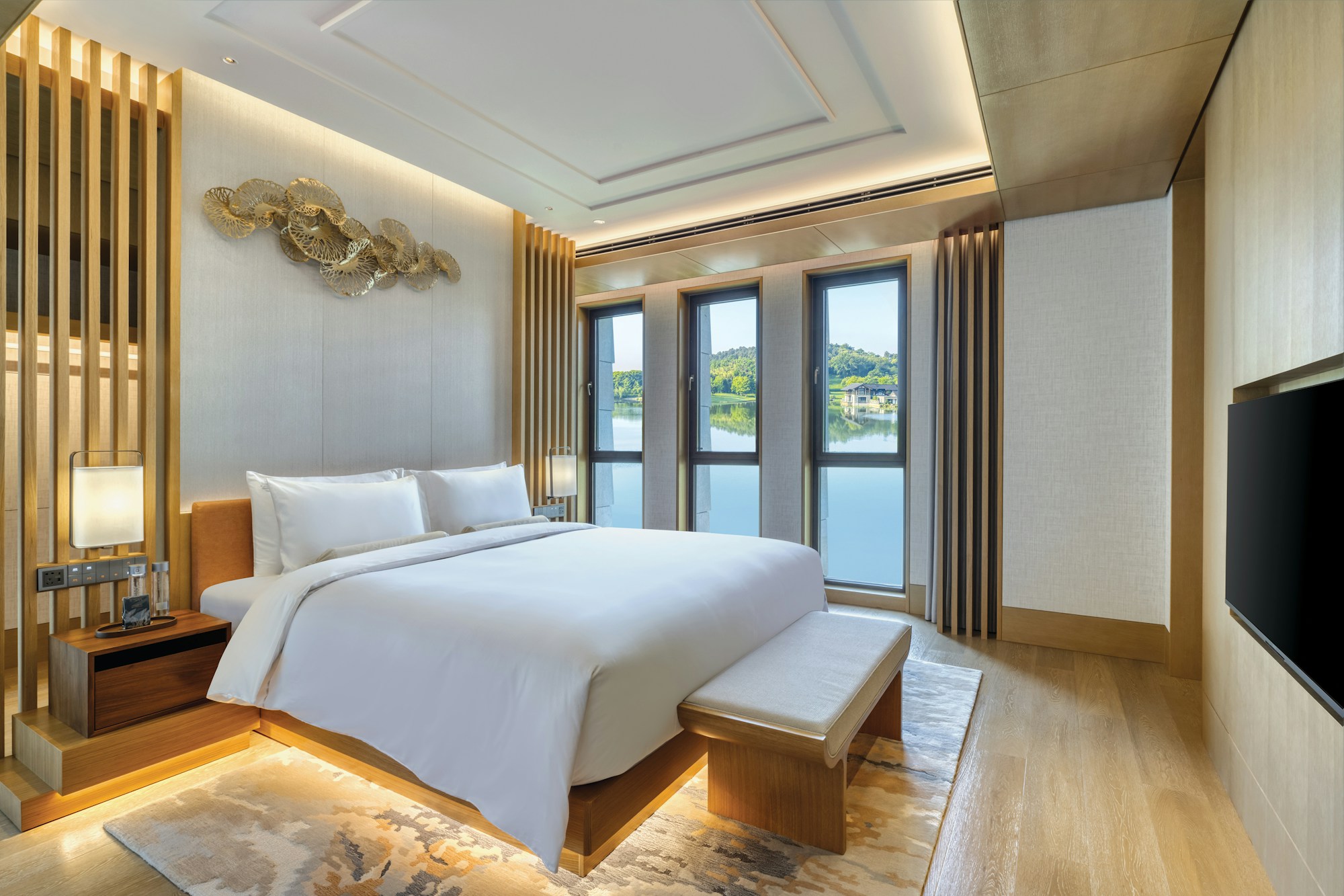 Lakeside Spectacular Mountain View Suite - Bedroom