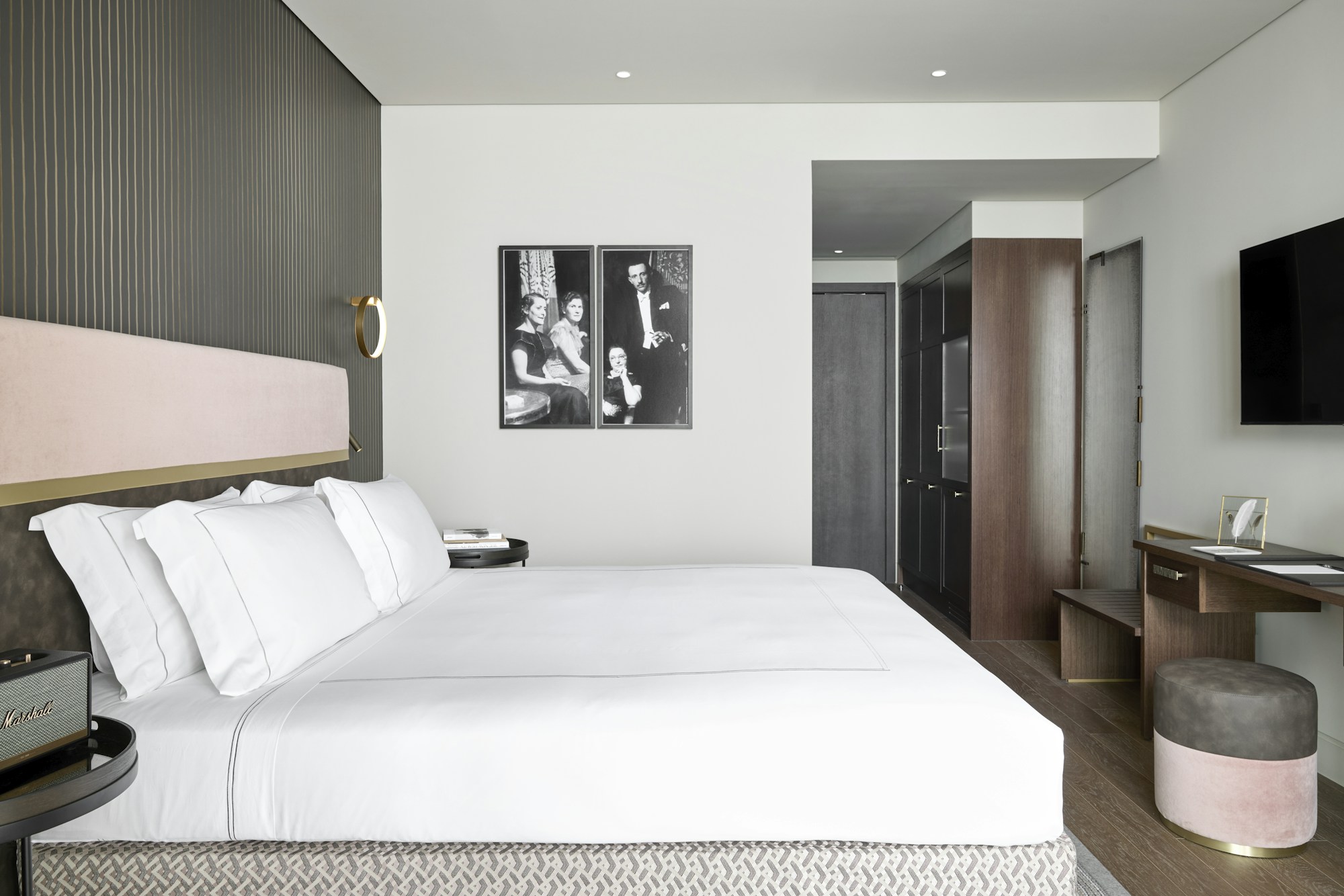Deluxe Seafront Room with Balcony - Bedroom