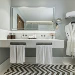 Familiar Palacio Bathroom