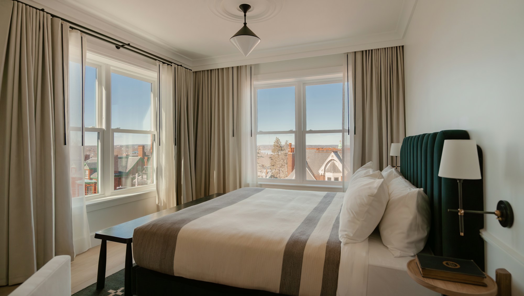 Corner King - Bedroom