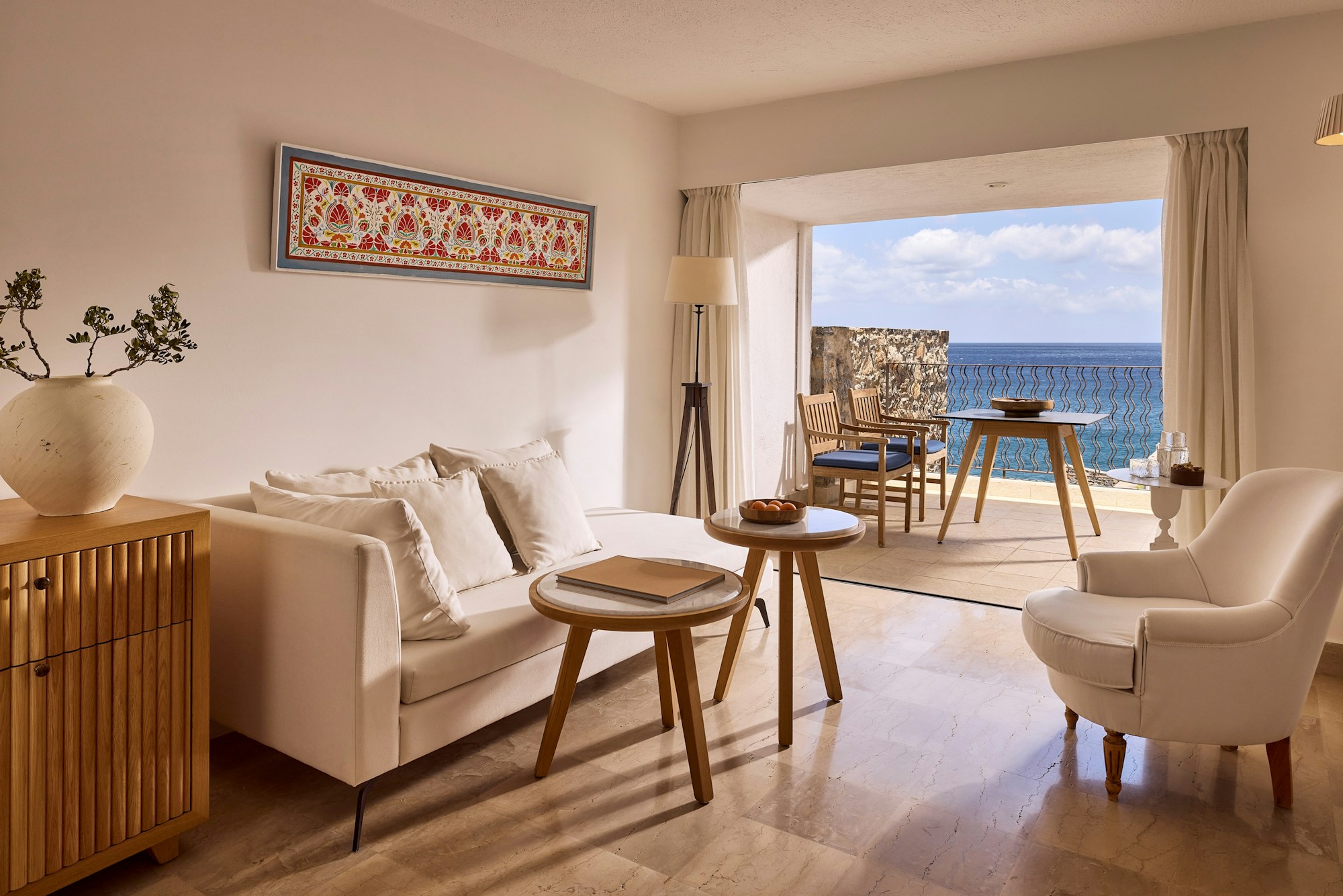 Club Suite Seafront View - Living Area