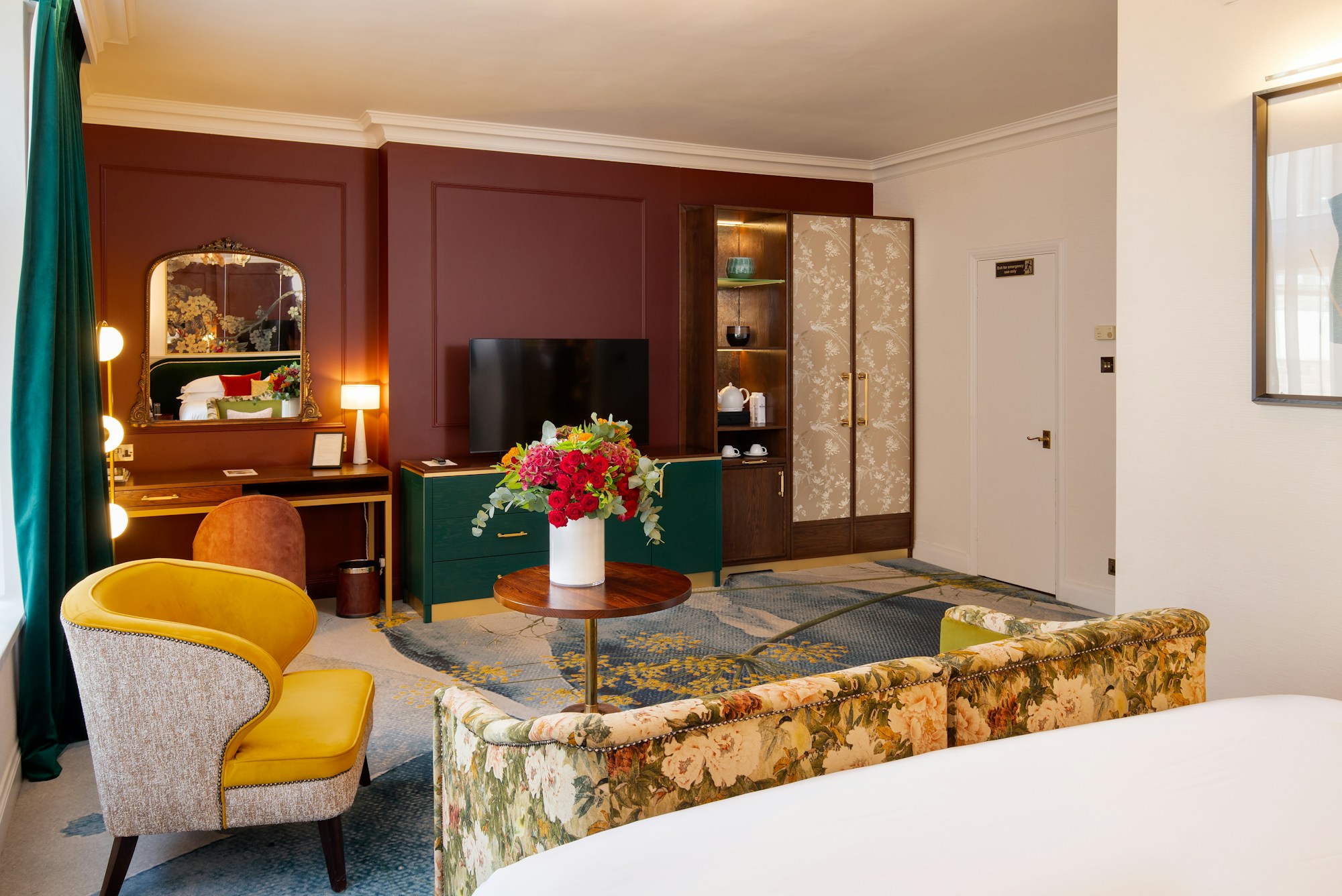 Deluxe King Room - Living Area