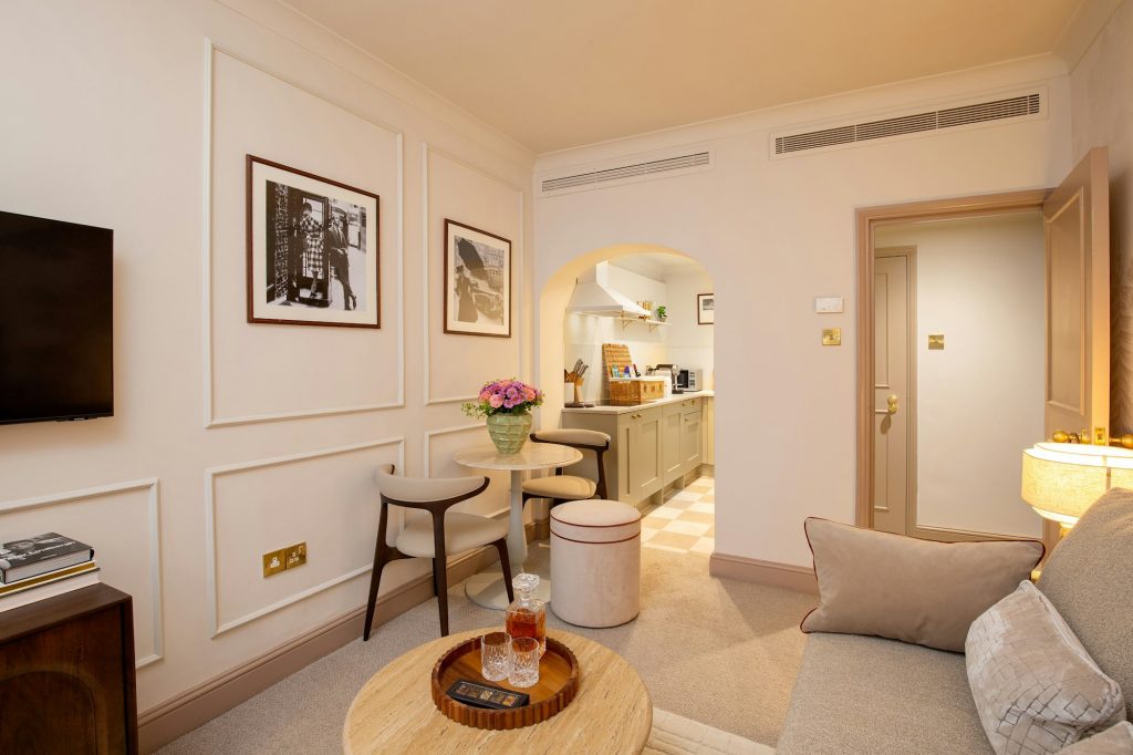 One Bedroom Apartment - Kitchenette & Lounge