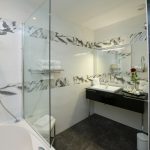 Aubergedecassagnespa hotel chambre maison salledebain baignoire