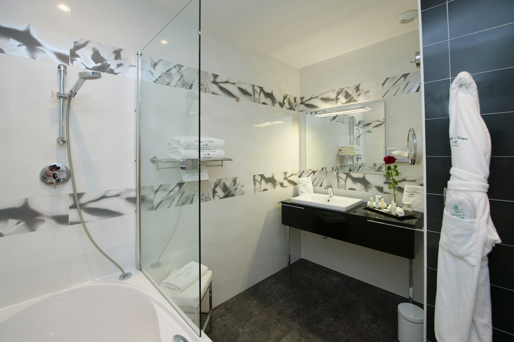 Aubergedecassagnespa hotel chambre maison salledebain baignoire