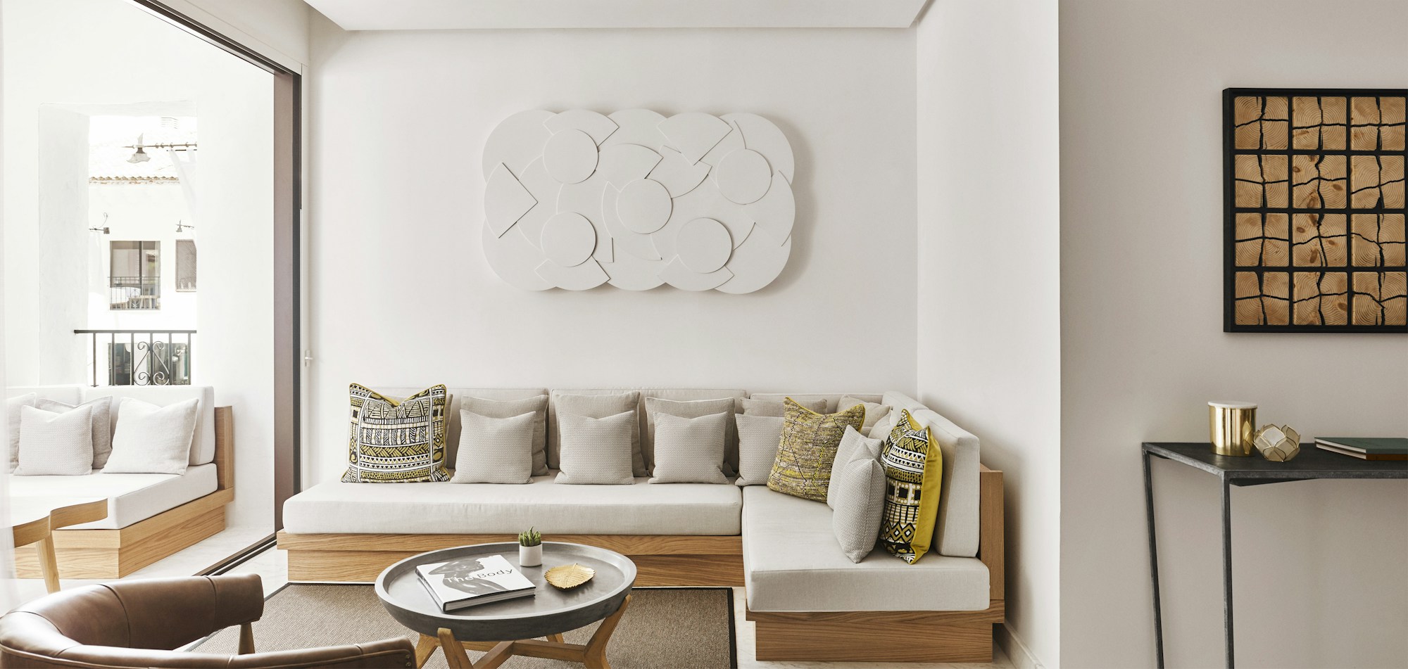 Deluxe Suite Plaza - Living Area