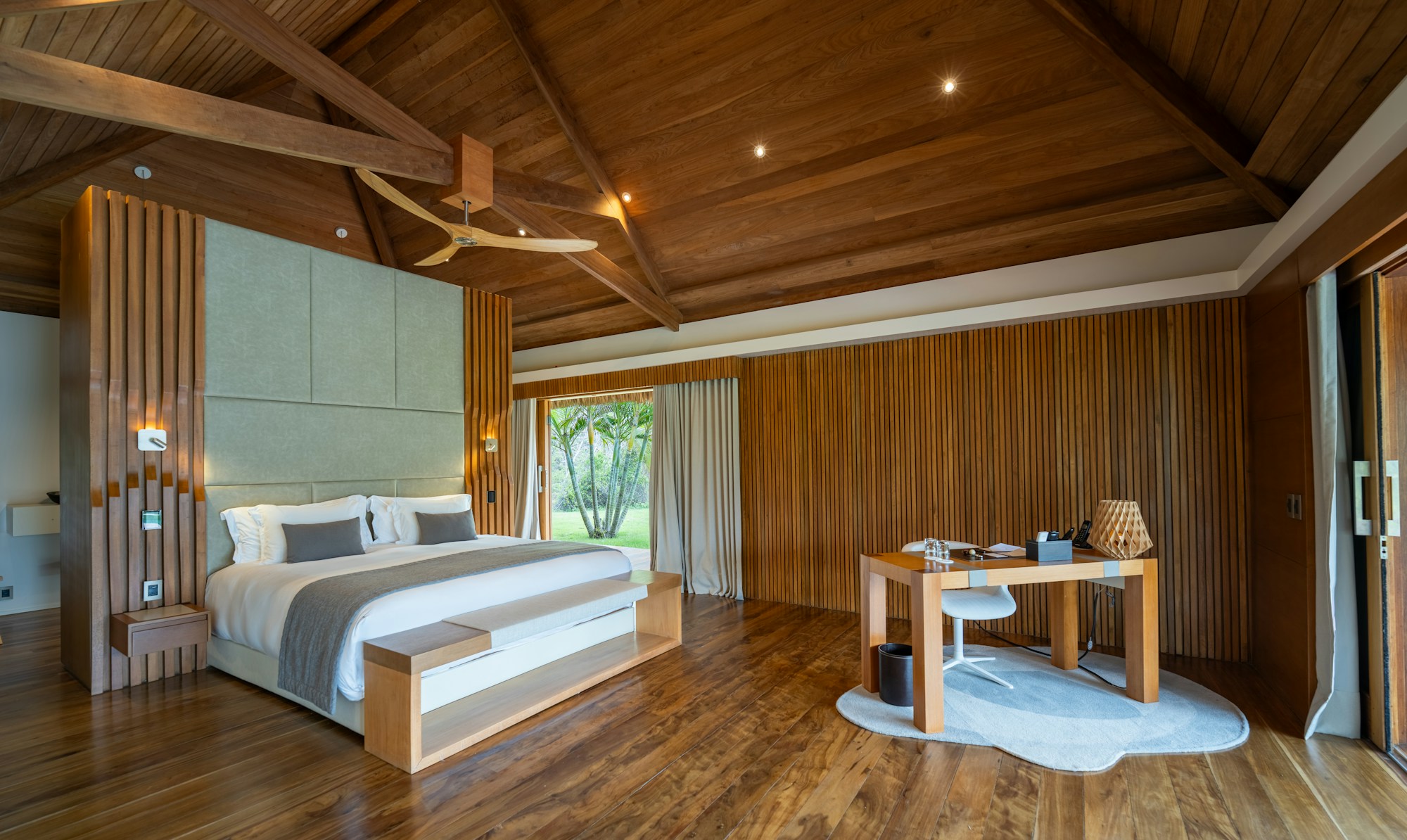 Pool Master Suite - Bedroom