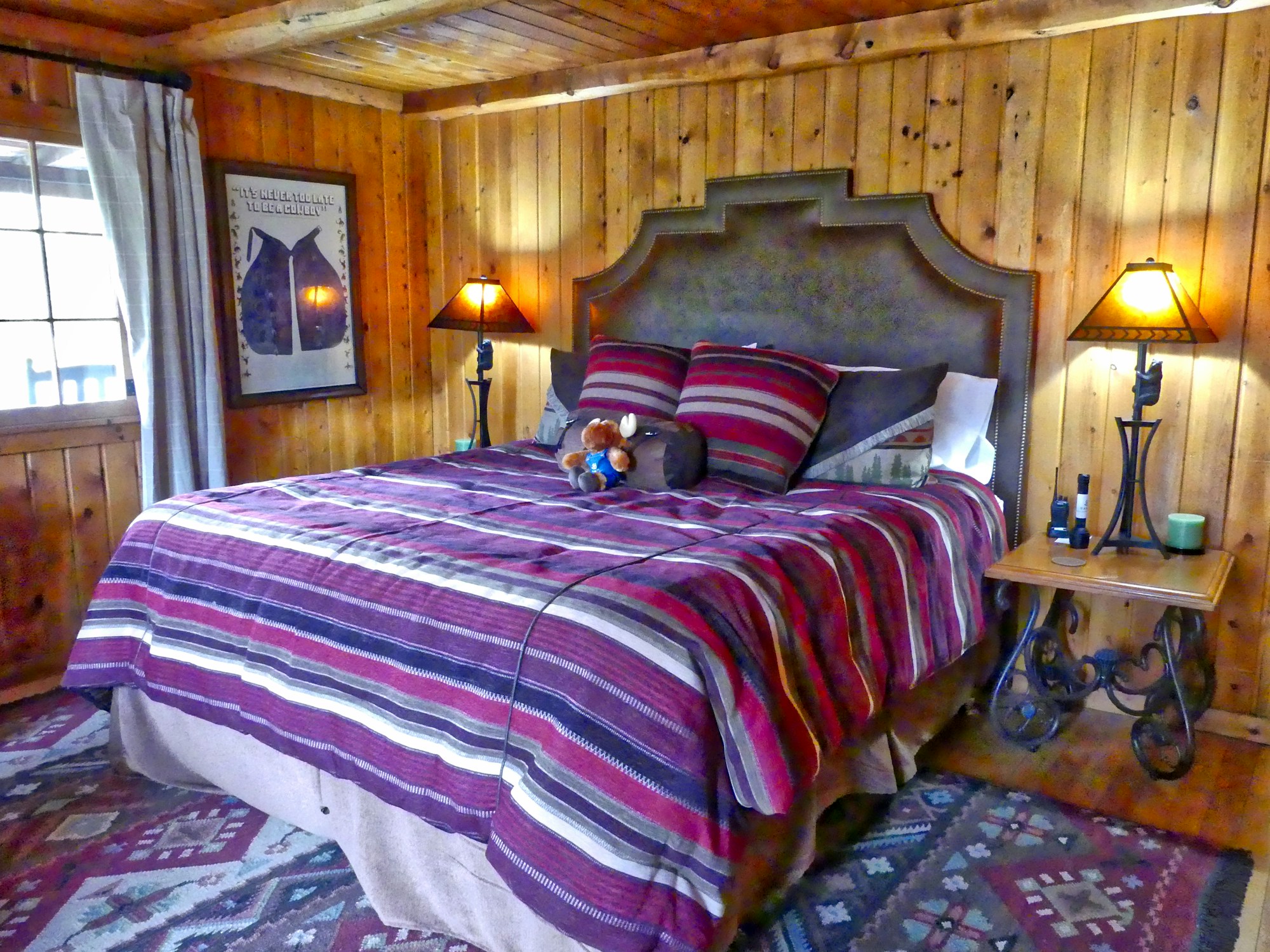 Flying Horse West Cabin - Bedroom