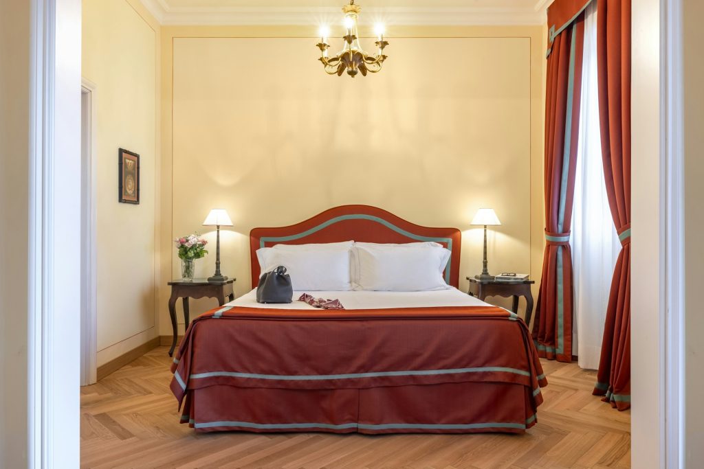 Deluxe Partial Lake View - Bedroom