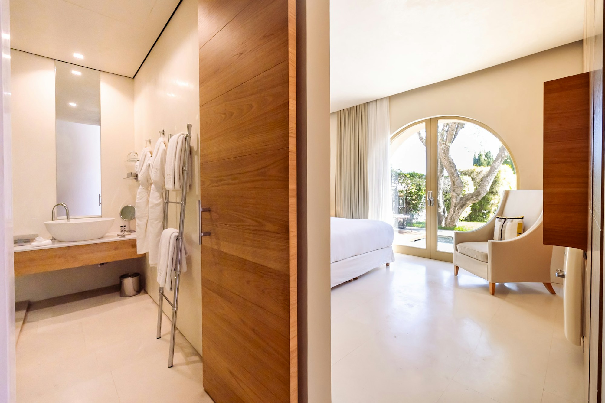 Elegance Suite (Colette) - Bedroom & Bathroom