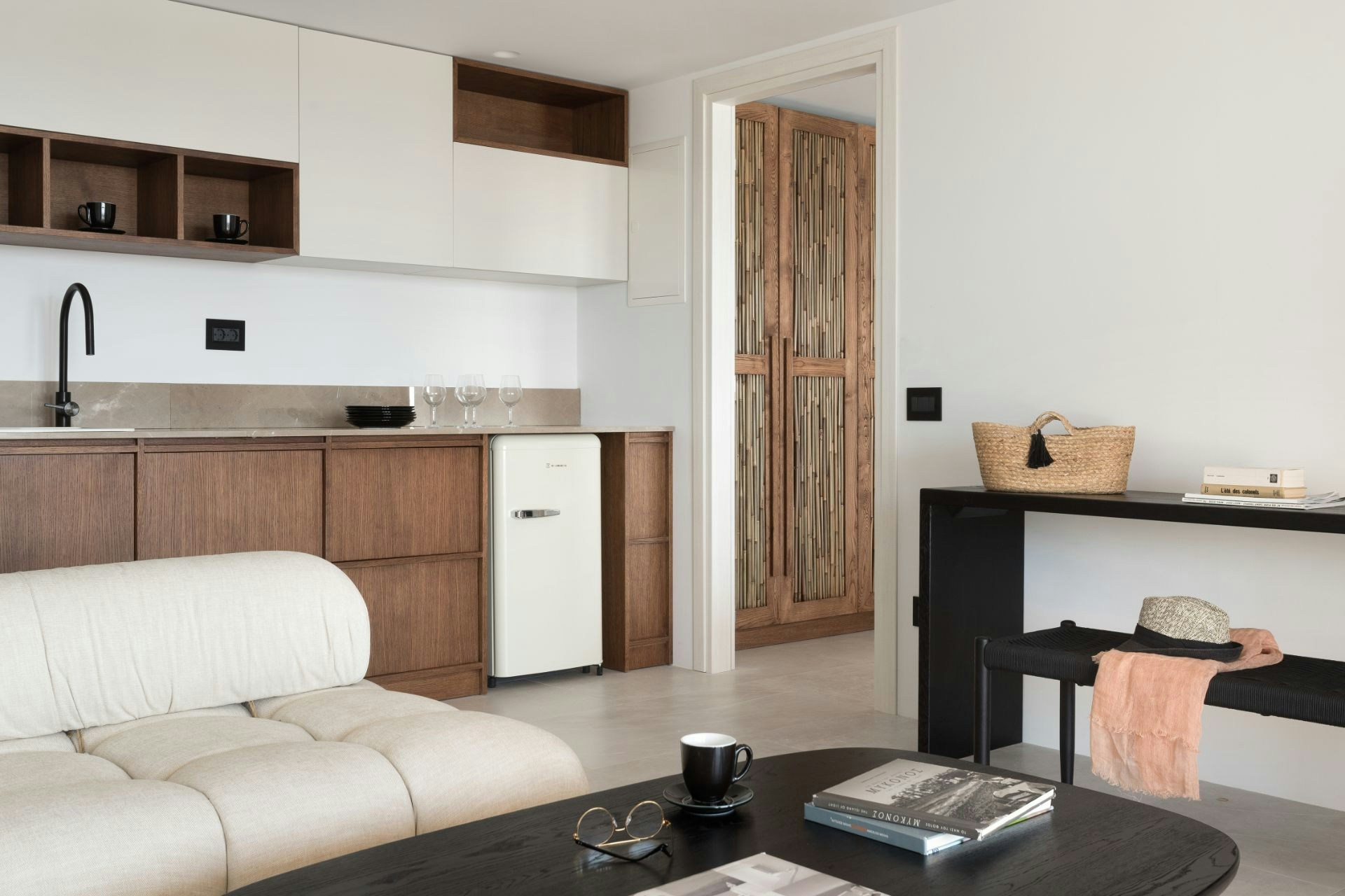 Su Casa Beachfront Infinity Pool Villa - Living Area