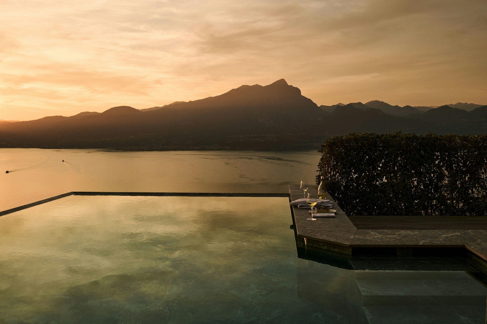 Sky Pool Suite Deluxe - Rooftop Infinity Pool