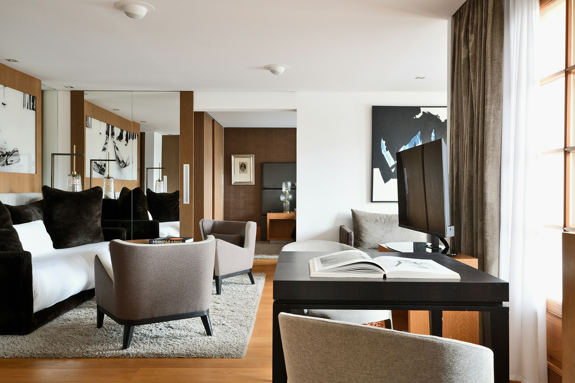 EXECUTIVE SUITE - Living Area