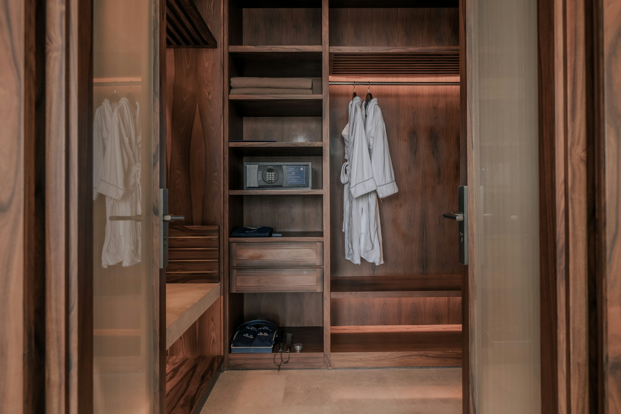 Prestige Lake View Suite - Wardrobe