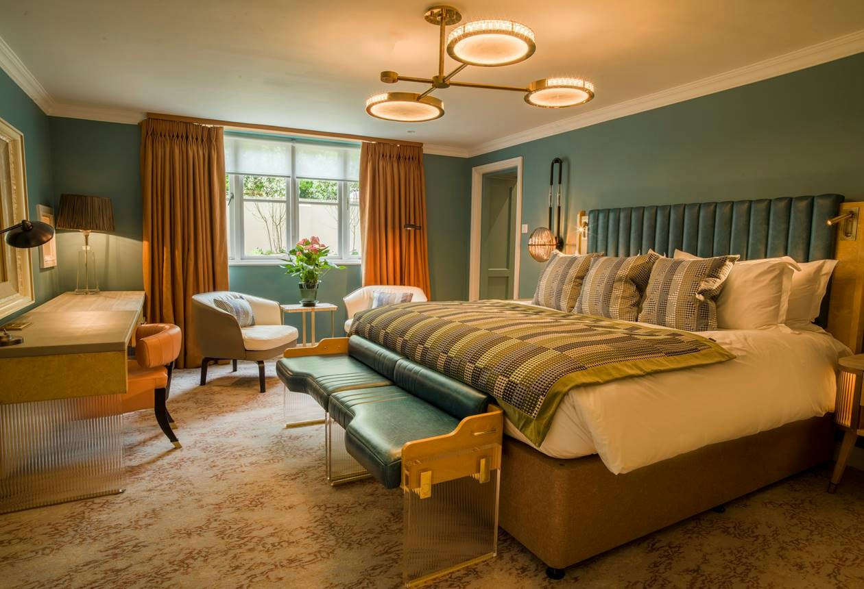 Luxe Hot Tub Suite - Bedroom