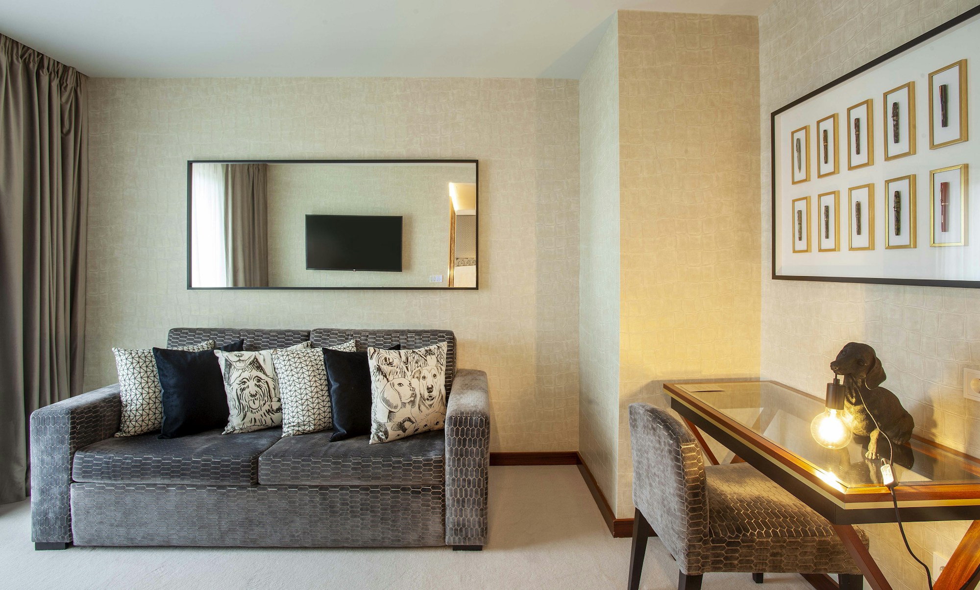 Deluxe Junior Suite - Living Area
