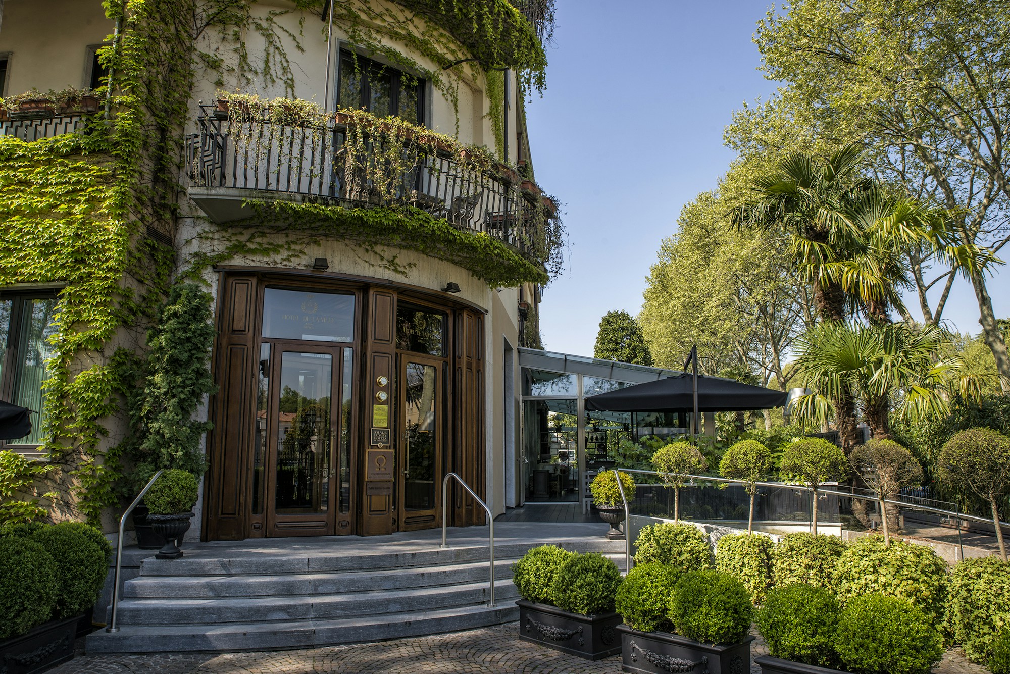 Hotel De La Ville Entrance