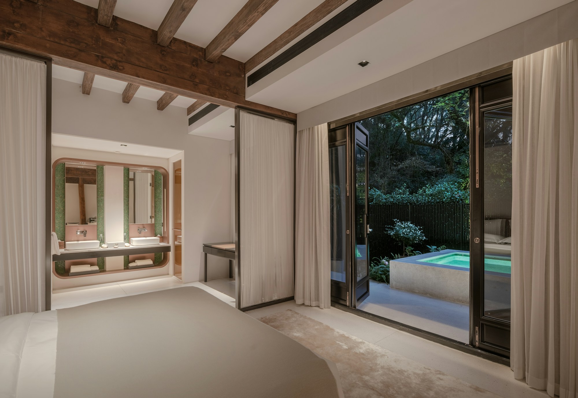 Deluxe Courtyard Room