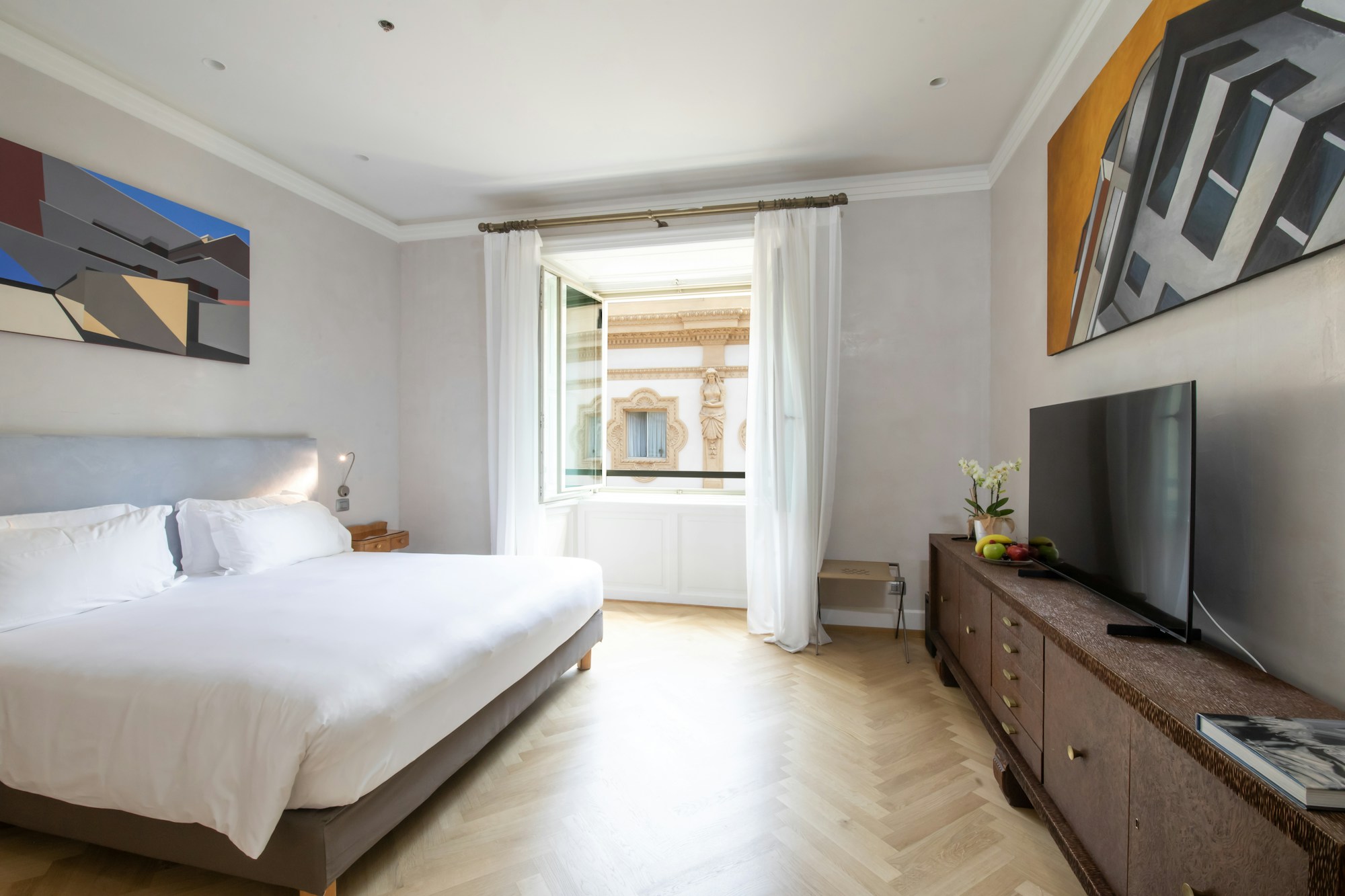 Deluxe Gallery Room - Bedroom