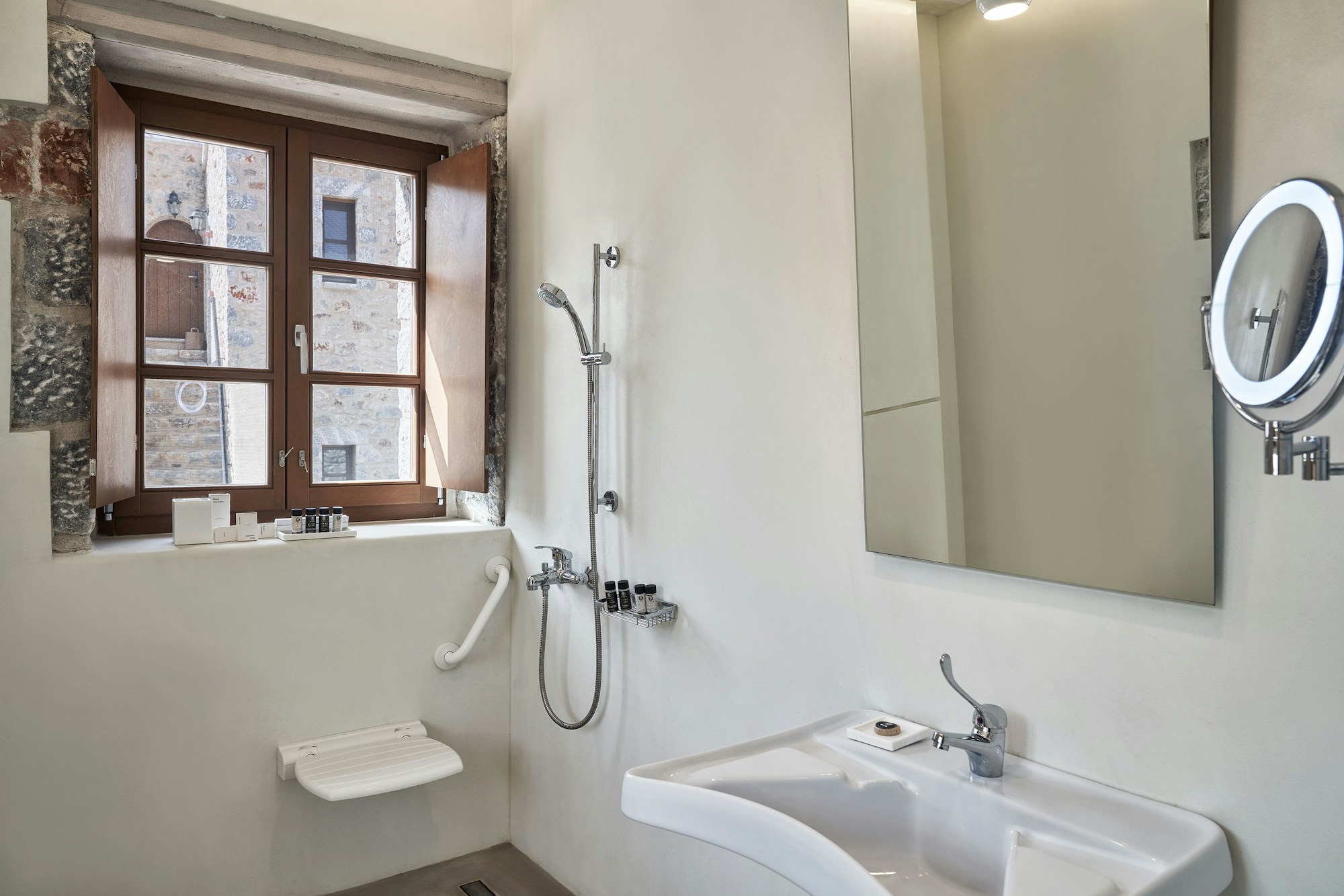 Deluxe Double Sea View Disabled Access - Bathroom
