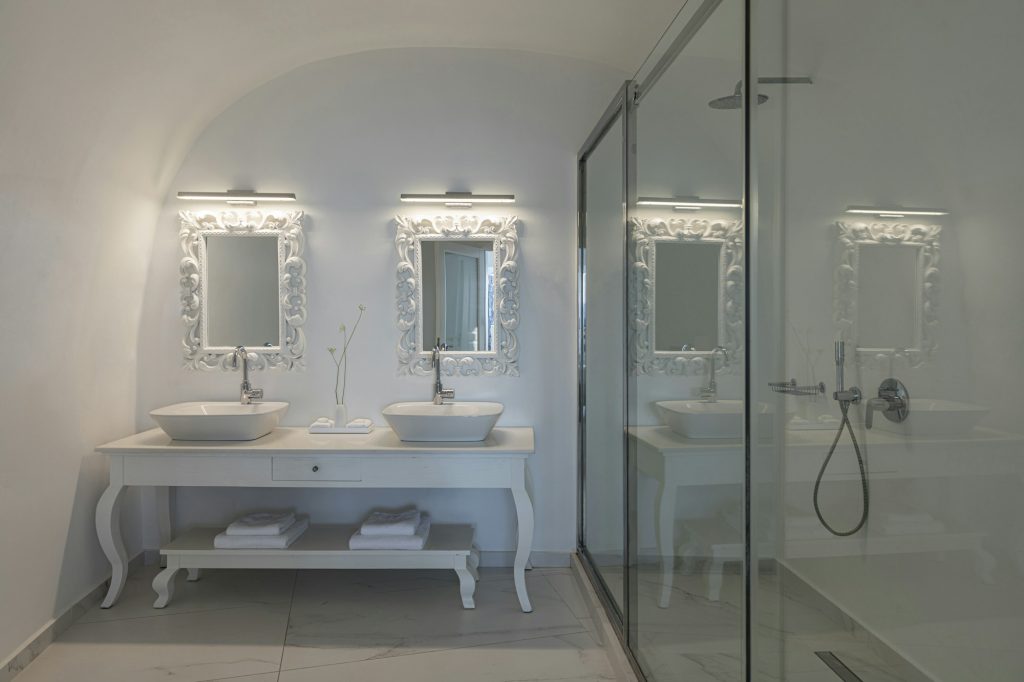 Executive Suite with Cave Pool - Bathroom