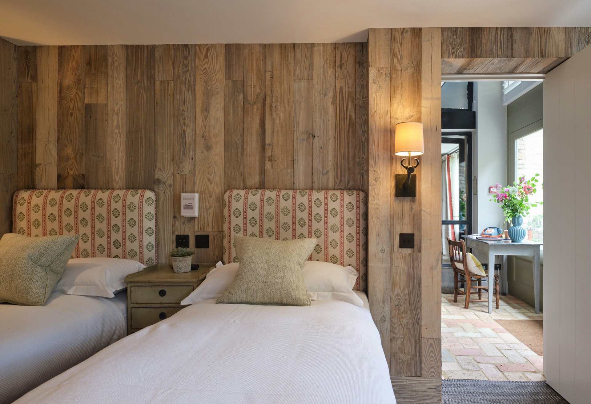 Barnsley Cottage - Double Bedroom