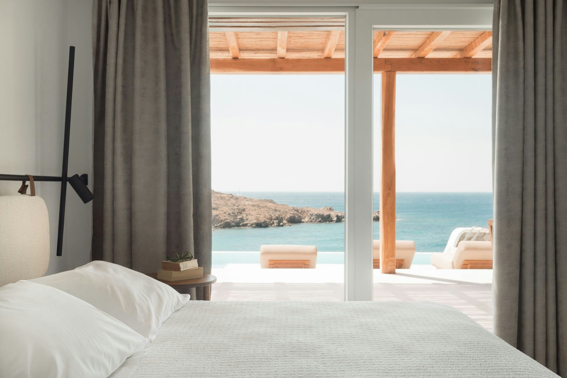 Su Casa Beachfront Infinity Pool Villa - Bedroom
