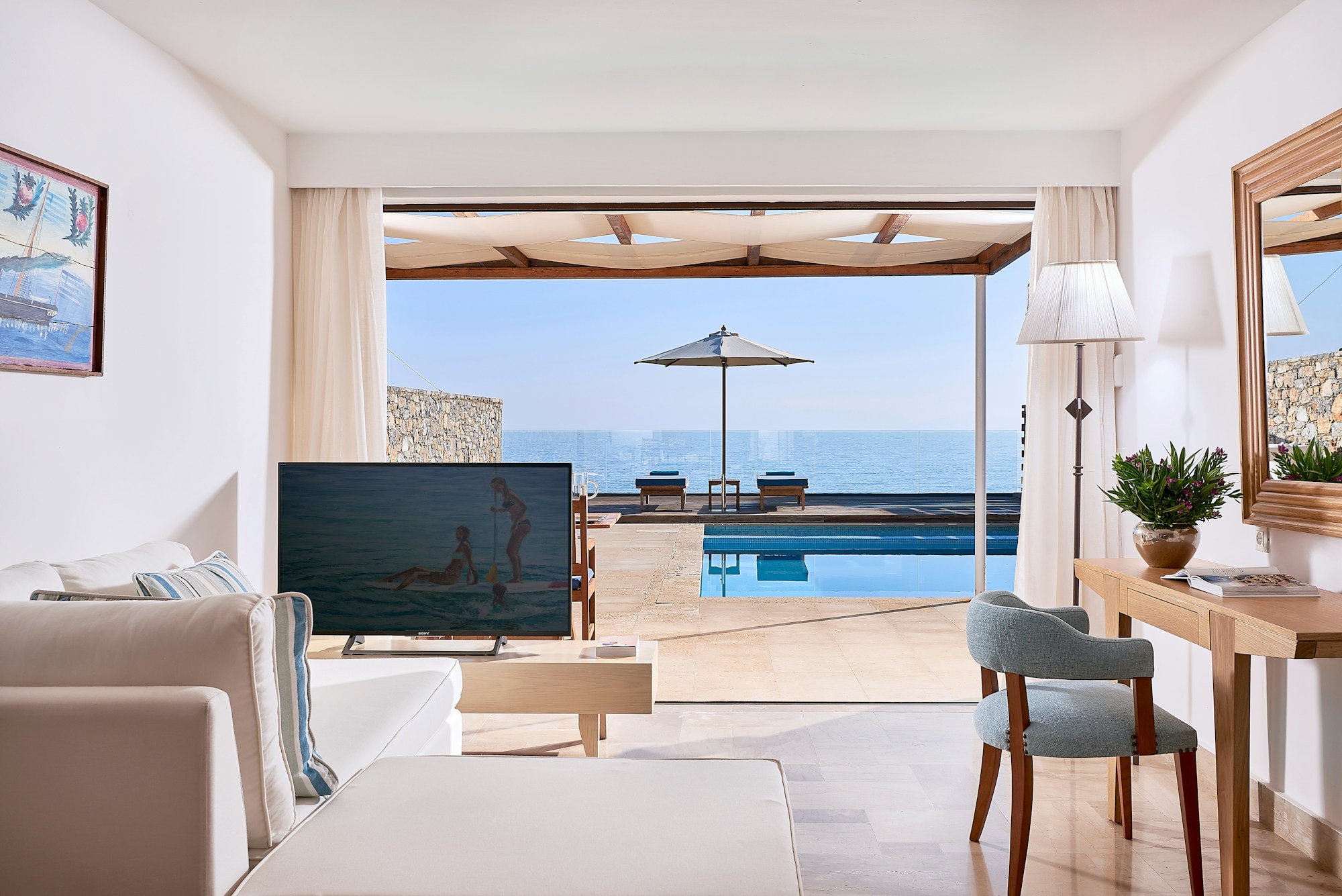 Club Suite Private Pool Seafront - Living Area