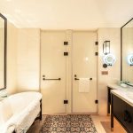Superior King Room - Bathroom