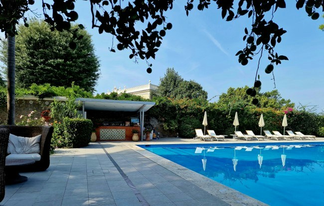 Pool Bar