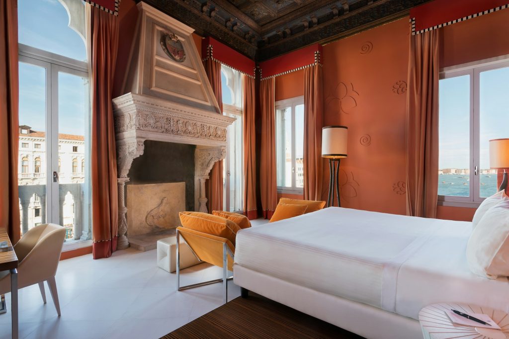 Balcony Grand Canal Junior Suite - Bedroom