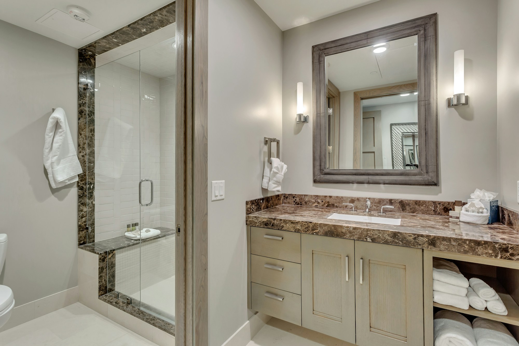 Premium Three Bedroom Suite with Queen Hotel - Bathroom