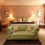 Large Cottage Room - Bedroom