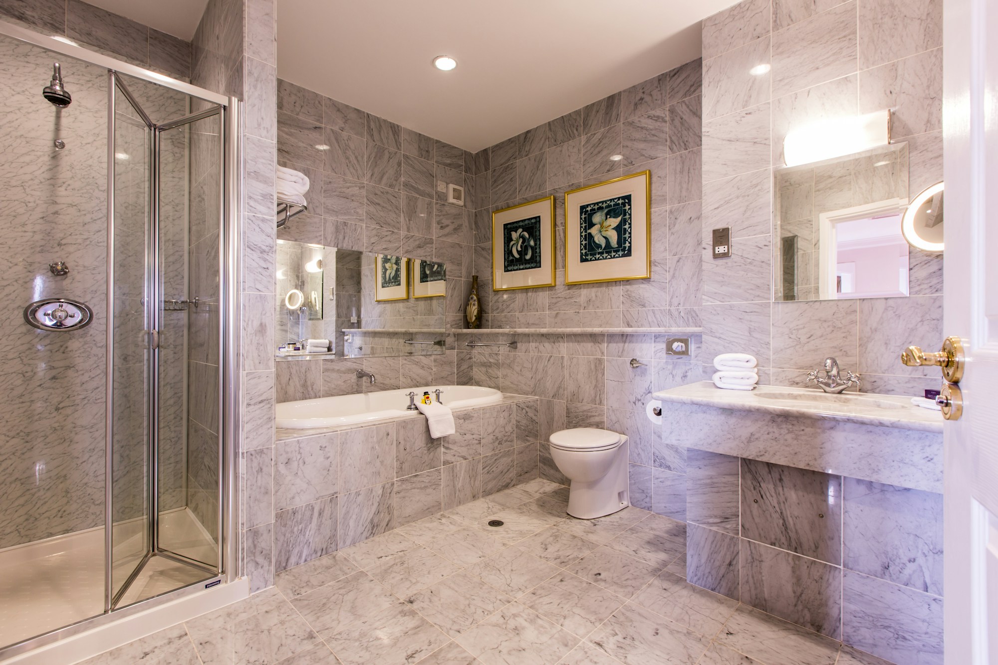 Estate Suite Bathroom