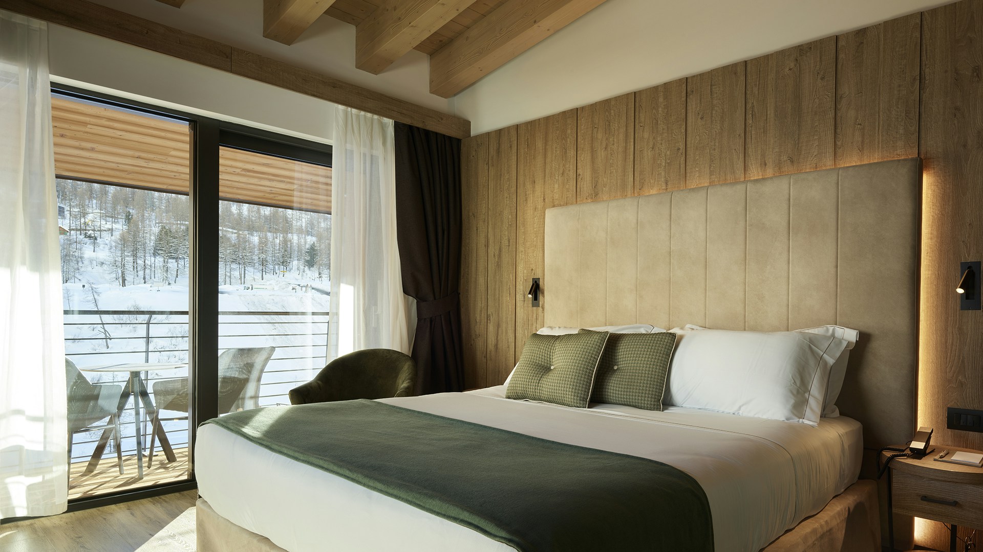 Deluxe - Bedroom