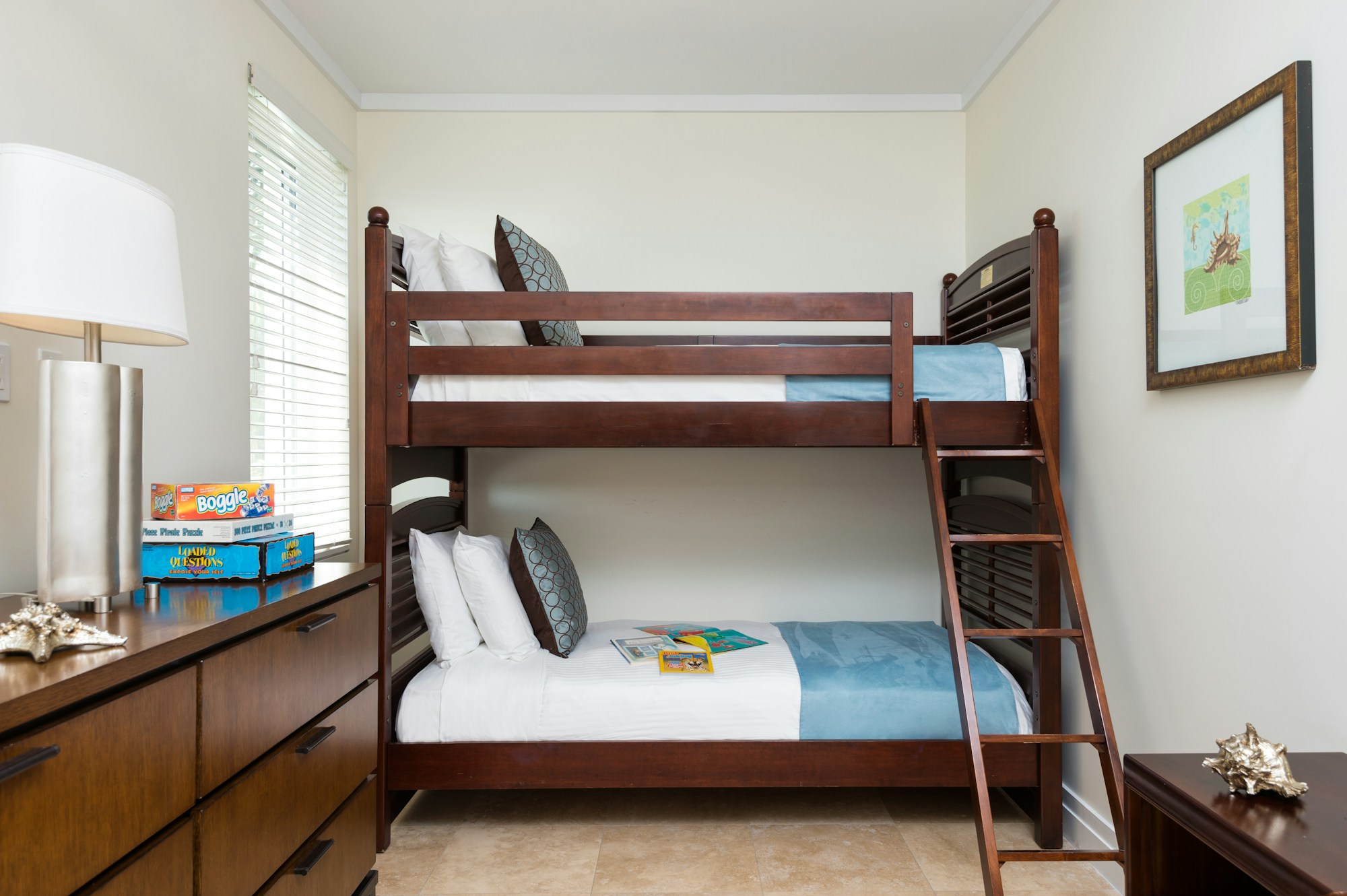 Ocean Front Luxury 4 Bedroom Suite - Double Bedroom